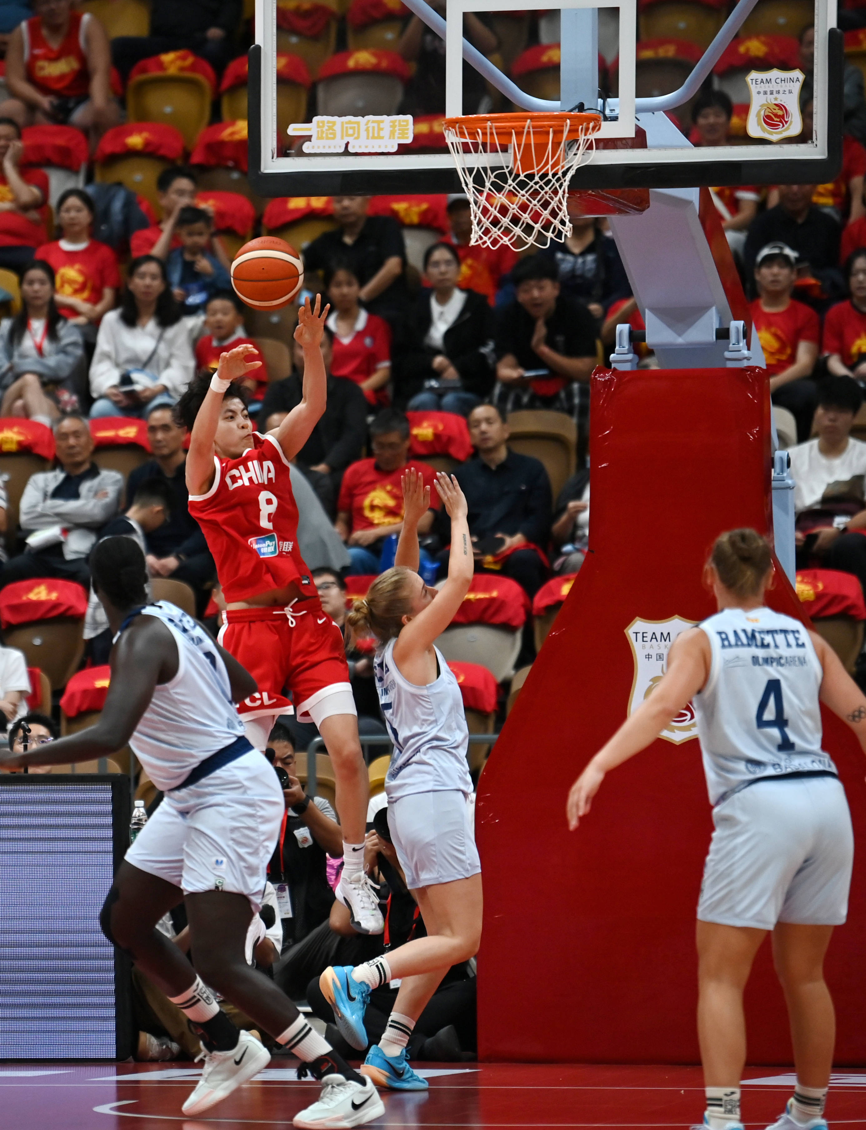 一场备受期待的篮球赛事掀起了热烈的讨论