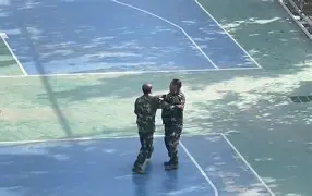 篮球赛事精彩非凡，场上动态令人屏息的简单介绍
